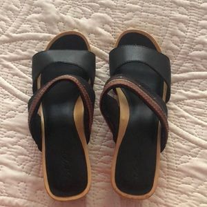 Olukai Women’s sandals size 8 leather